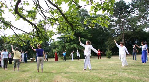 Pratique du qi gong avant les enseignements lors de la retraite du Bouddha de M&eacute;decine en juillet 08