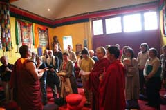 Dans la grande gompa, une assembl&eacute;e attentive aux conseils de Gesh&eacute;la