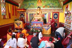 Après les bénédictions du lieu, préparation aux initiations données par Rinpoché 