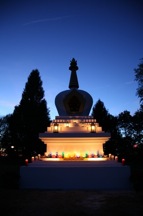 Stupa éclairé à la tombée du jour