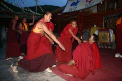 Dans la cour du monastère de Golok, pratique du débat philosophique sur les enseignements bouddhistes