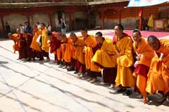 Les moines attendent la venue de Gosok Rinpoché dans la cour du monastère de Golok 