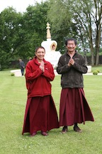 devant le stupa de Chökhor Ling lors de la retraite de Tara Blanche de juin 2013