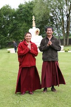 Mogchok Rinpoché et Gelongma Davina Gelek Drölkar devant le stupa de Chökhor Ling lors de la retraite de Tara Blanche de juin 2013