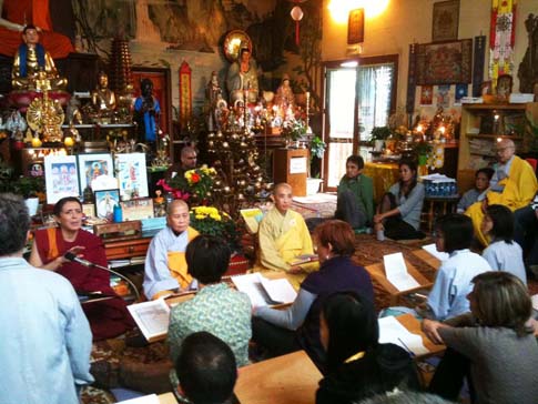 Davina Gelek Drölkar, Ni Su Dam Hai et Su Cô Dam Tinh à la pagode Tu-Ân lors de la journée du 25 octobre 09