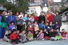 Geshé Thupten Khédroup entouré des orphelins et des responsables d'un orphelinat de Dharamsala