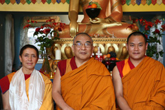 Avec Thamthog Rinpoché et Geshé Thupten Khédroup lors des initiations de mai 09