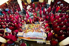 Pratique de la générosité par des offrandes aux moines lors de la célébration de la “Prière de longue vie” à Dharamsala en mars 09