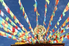 La roue du Dharma et les drapeaux de prières dans le ciel du Tibet