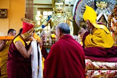 Sa Sainteté Sakya Trizin fait à Sa Sainteté le Dalaï-Lama l'offrande des Trois Joyaux lors de la “Prière de longue vie”