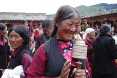 Le moulin à prières est vénéré par les pratiquants tibétains