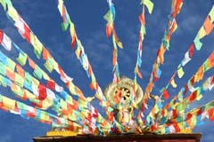 Ciel temple drapeaux