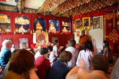 Une quinzaine de personnes ont souhaité prendre ou renouveler leurs voeux d'entrée dans le bouddhisme auprès de Rinpoché